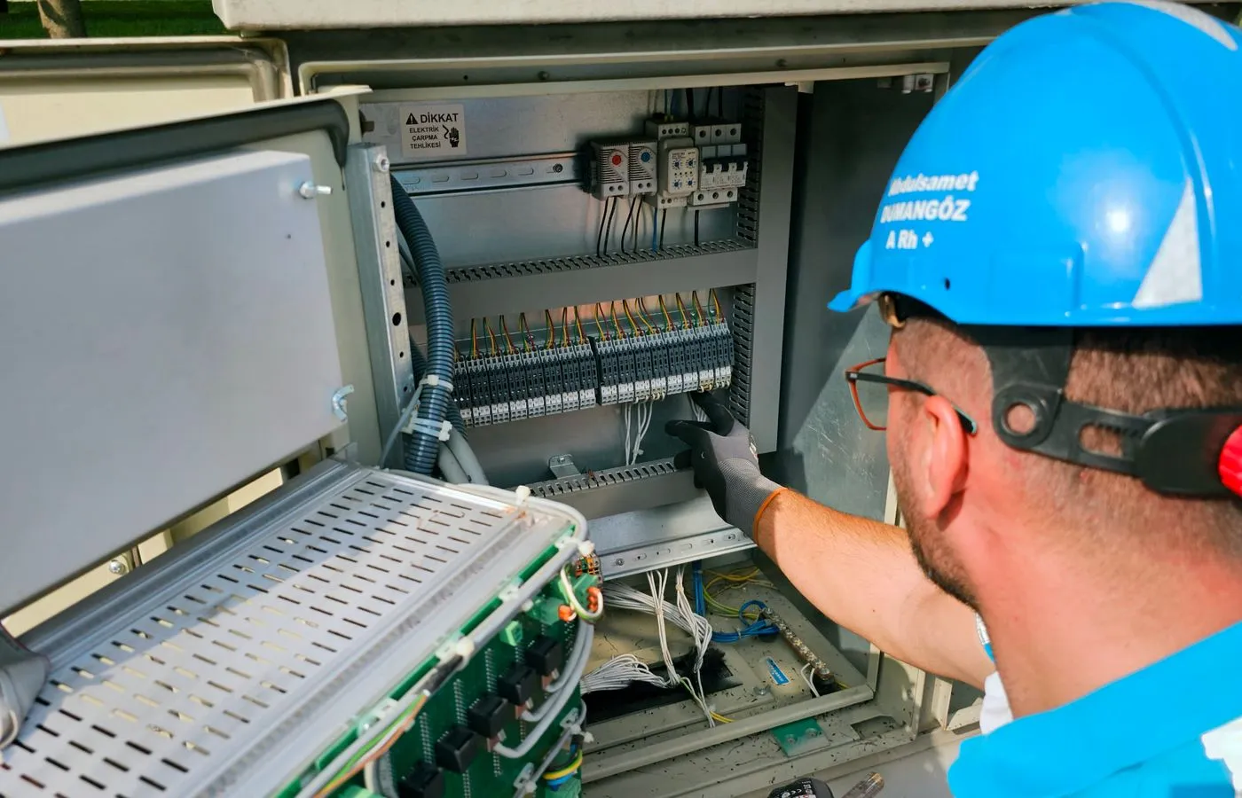 Elektryk pracujący przy rozdzielnicy elektrycznej
